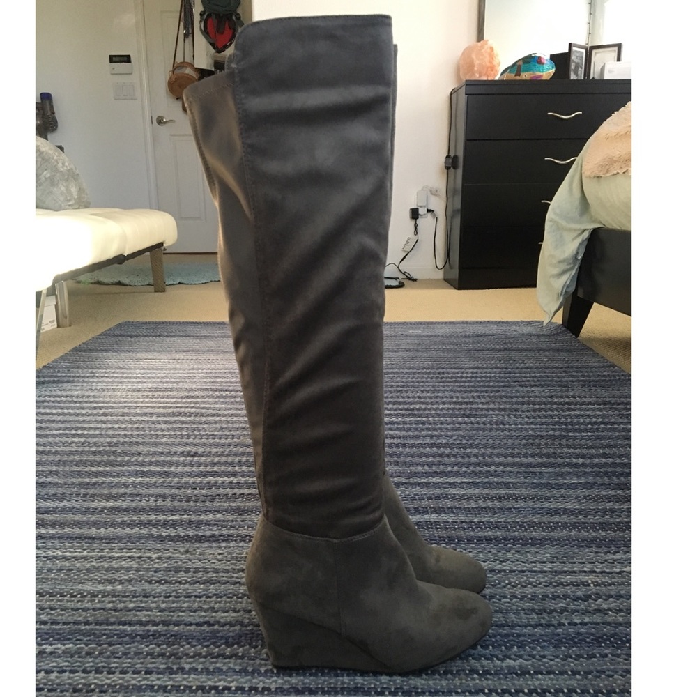 GREY KNEE HIGH WEDGED BOOTS